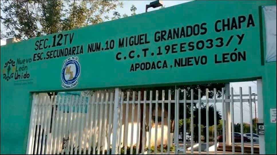 En secundaria de Apodaca, expulsan a menor porque vive con tío homosexual