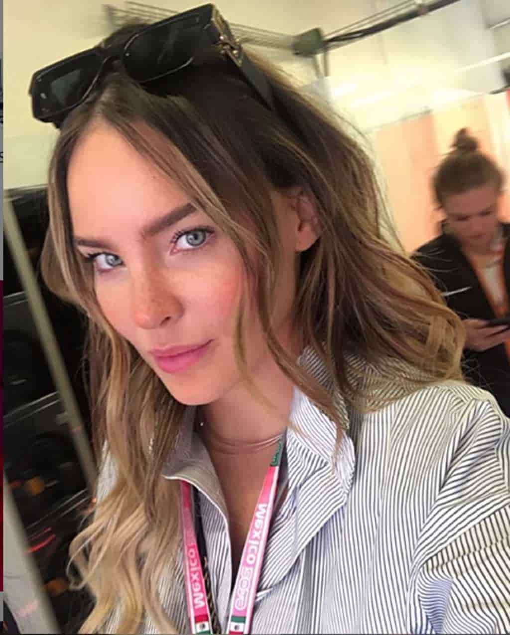 Belinda enamora a sus fans con espectacular vestido rojo