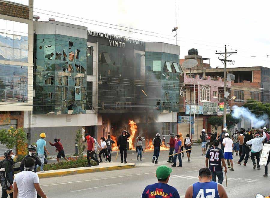 Van tres muertes, 346 heridos y 220 detenidos en disturbios en Bolivia