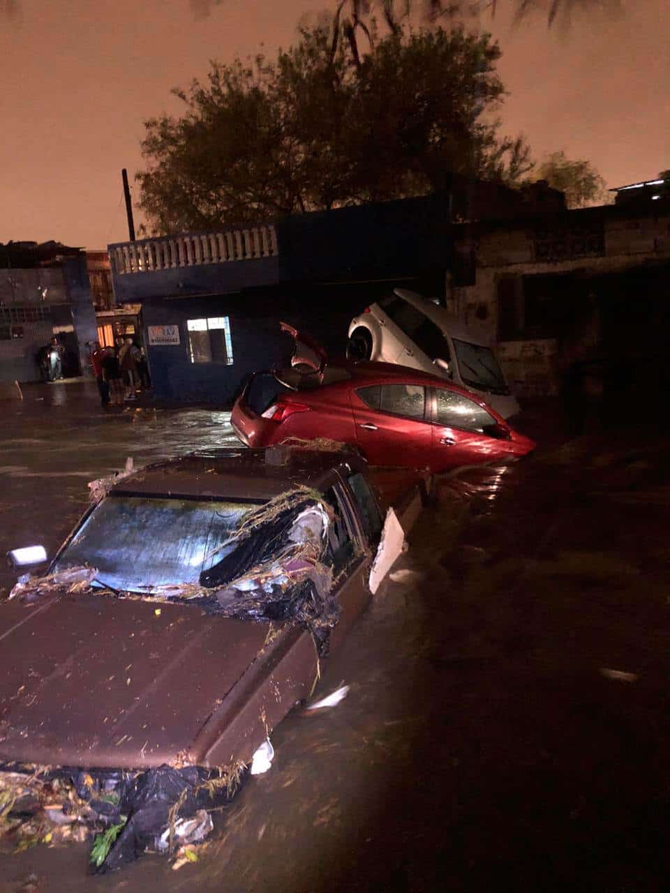 Corriente arrastra a 3 vehículo al norte de Monterrey
