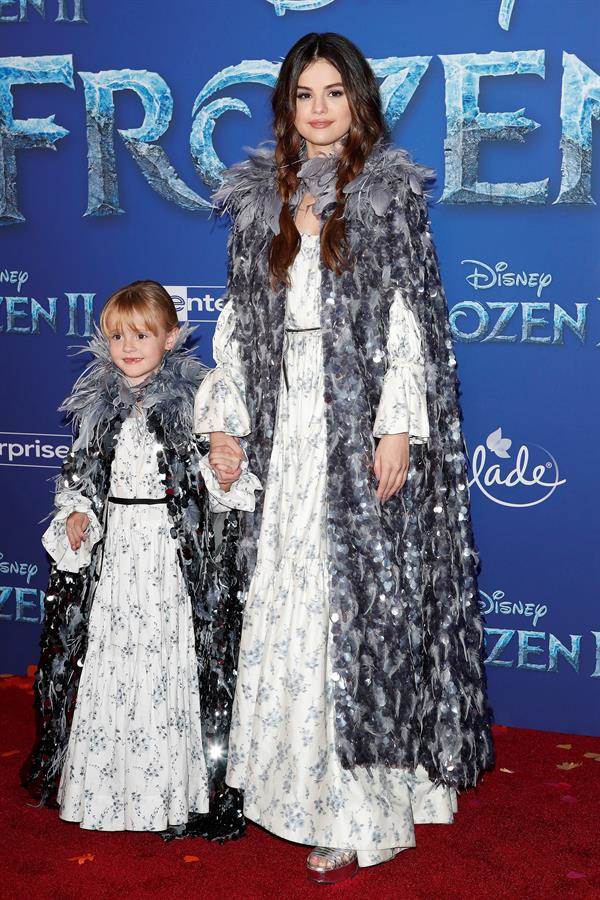 Selena Gomez y su hermanita se roban las miradas en alfombra roja de Frozen 2