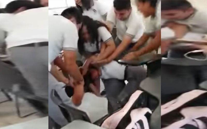 Alumnas se pelean en el salón; una le arranca el cuero cabelludo a la otra