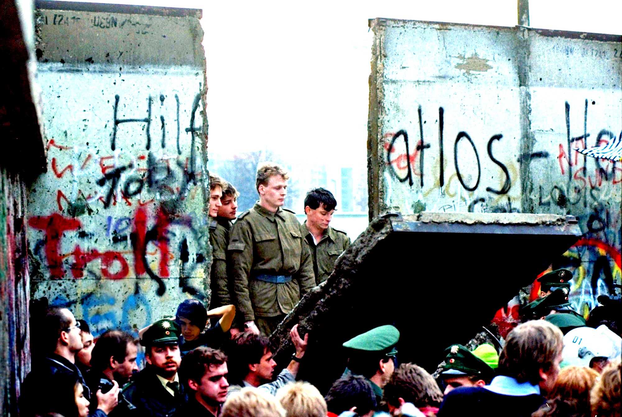 Lágrimas, música y abrazos: así recuerdan caída del muro