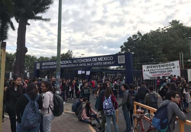 Mujeres encapuchadas cierran Prepa 3 de la UNAM; denuncian acoso sexual