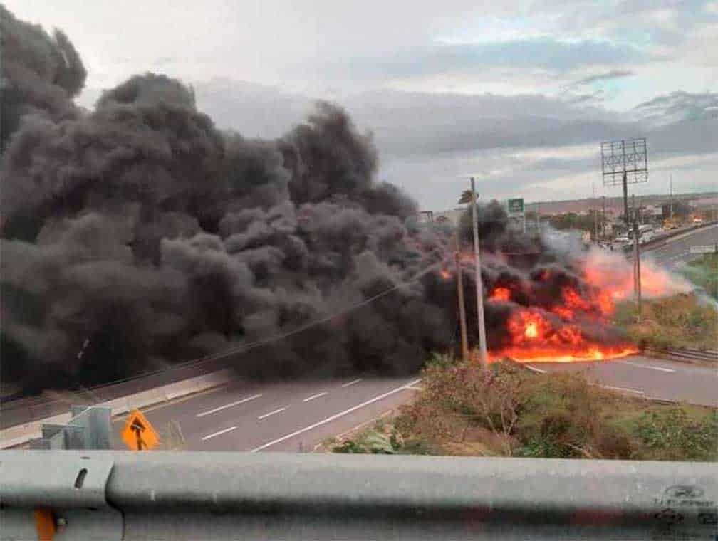 Pipa cargada con combustible estalla después de volcarse en Veracruz