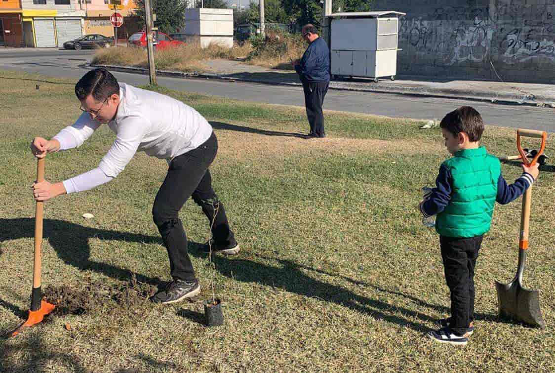 Diputados y vecinos de Apodaca plantan 50 árboles