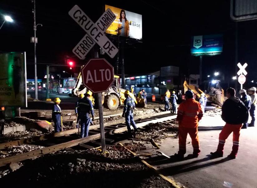 Reparan vías del tren y cierran Gonzalitos y Fleteros