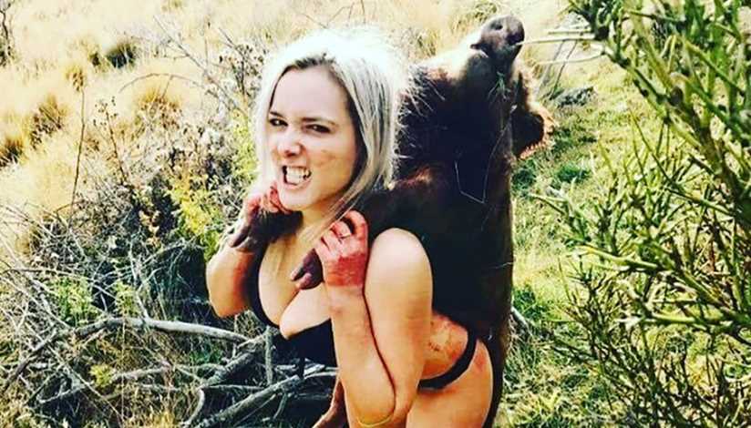 Cazadora posa semidesnuda con ‘trofeos' para Instagram y recibe amenazas de muerte