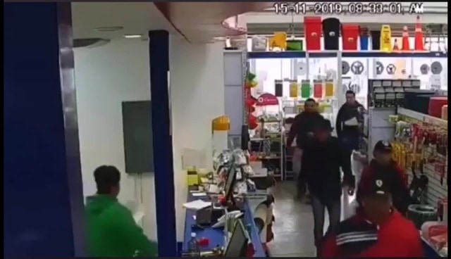 Delincuentes asaltan negocio en central de abasto y golpean a empleada