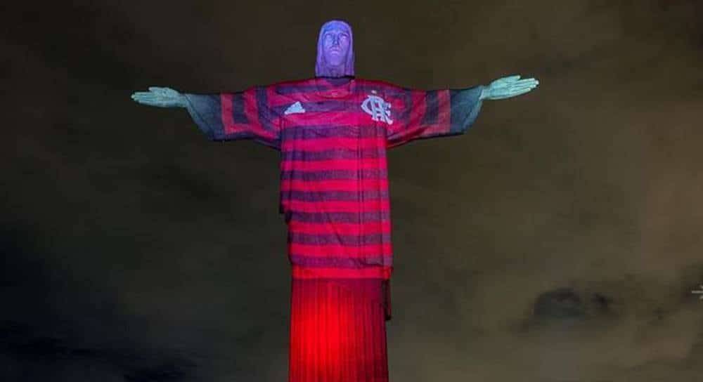 El Cristo Redentor luce los colores del Flamengo de Brasil