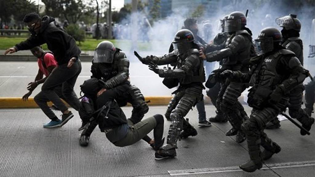 Decretan toque de queda en Bogotá, Colombia