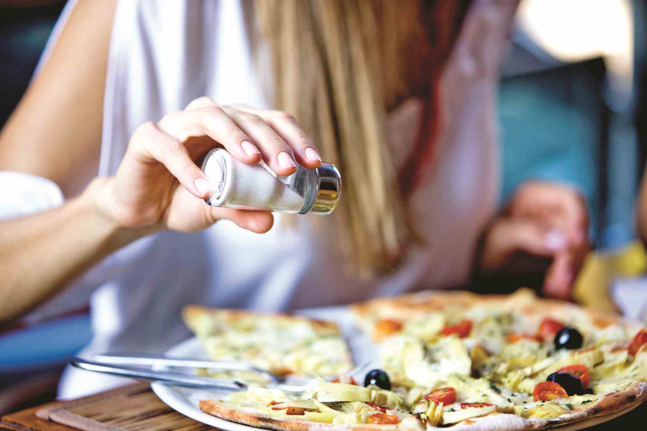¡Bájale a la sal en la comida! Así te afecta el sodio en exceso