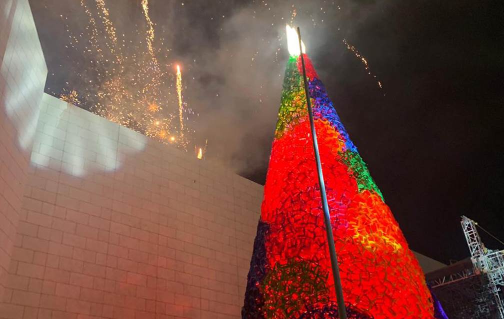 Encienden espíritu navideño en la ciudad con mega pino