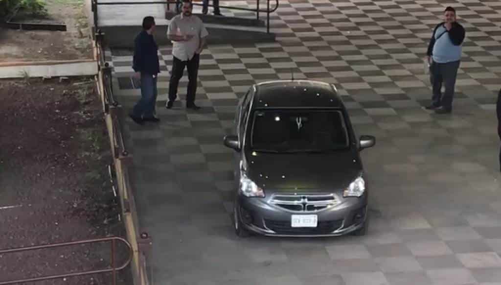 Conductor de Uber ignora señalamientos y por poco cae a fuente en la Macroplaza