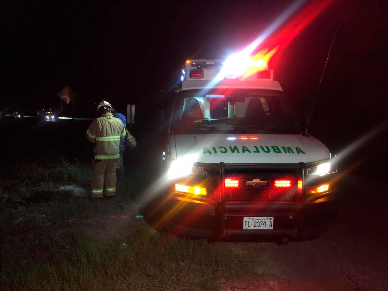 Trailero resulta lesionado al caer con su unidad a un barranco en García
