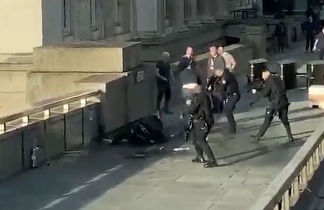 Policía mata al atacante del apuñalamiento múltiple en el Puente de Londres