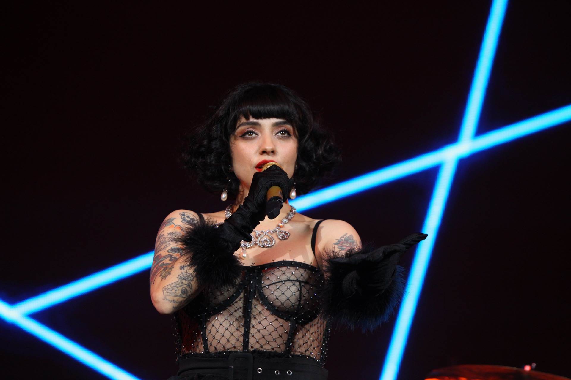Mon Laferte cautiva con talento y sensualidad a la Arena Monterrey