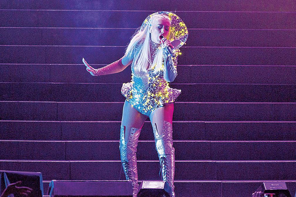 Christina Aguilera enamora con su voz a los regios