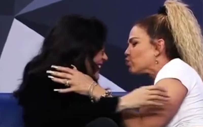 Niurka da apasionado beso a Yolanda Andrade en pleno programa de televisión