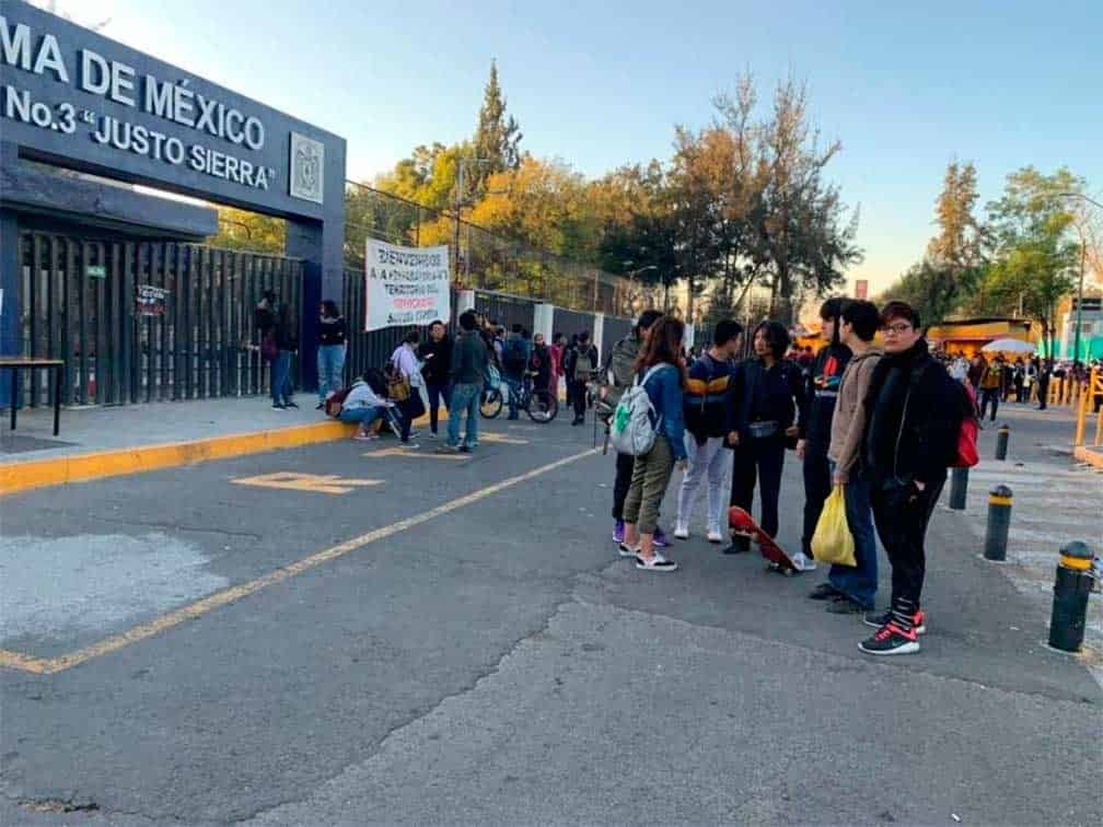 Encapuchadas cierran de nuevo la Prepa 3 de la UNAM para denunciar acoso a estudiantes
