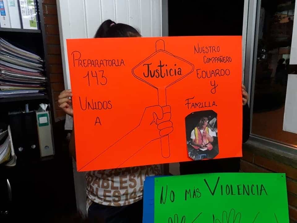 Atacan a mujer para asaltarla y su hijo la defiende; delincuentes lo queman