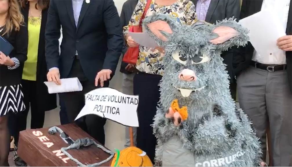 Coalición Anticorrupción alza la voz ante abusos de gobierno con piñata de rata