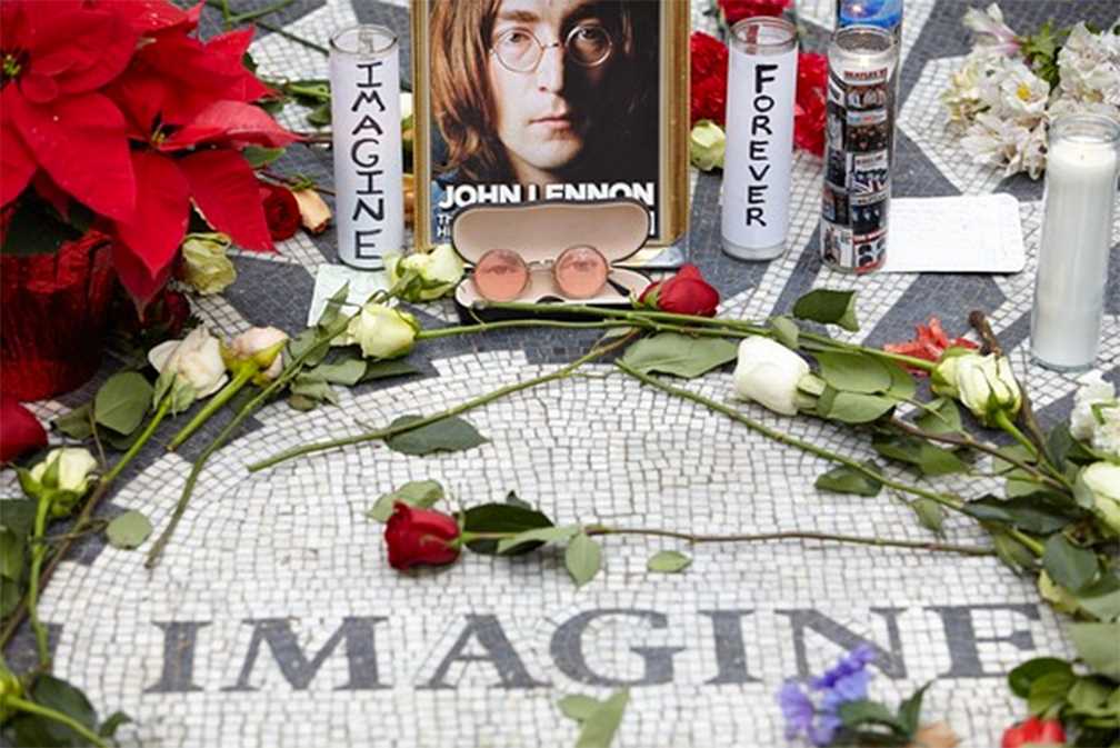 John Lennon es aún recordado por sus fans tras 39 años de su homicidio