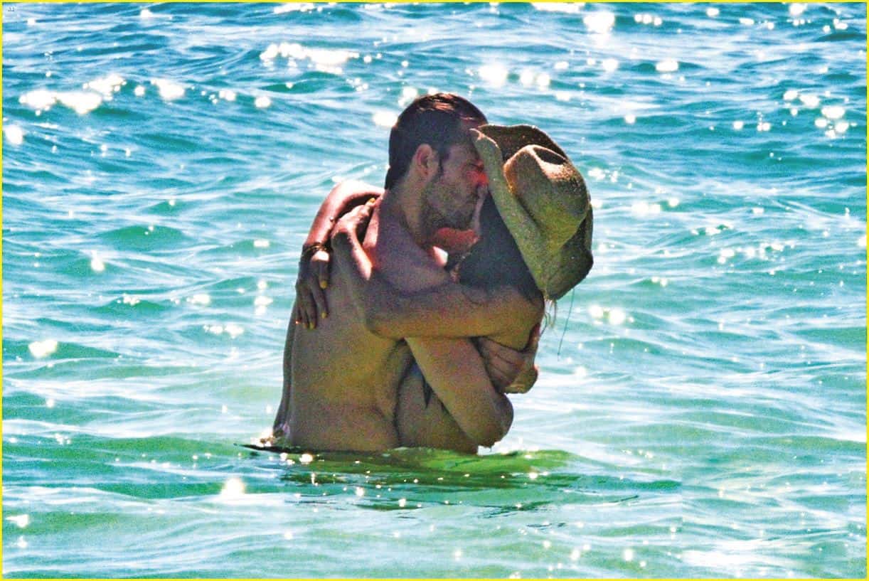 Eiza González presume nuevo galán en la playa