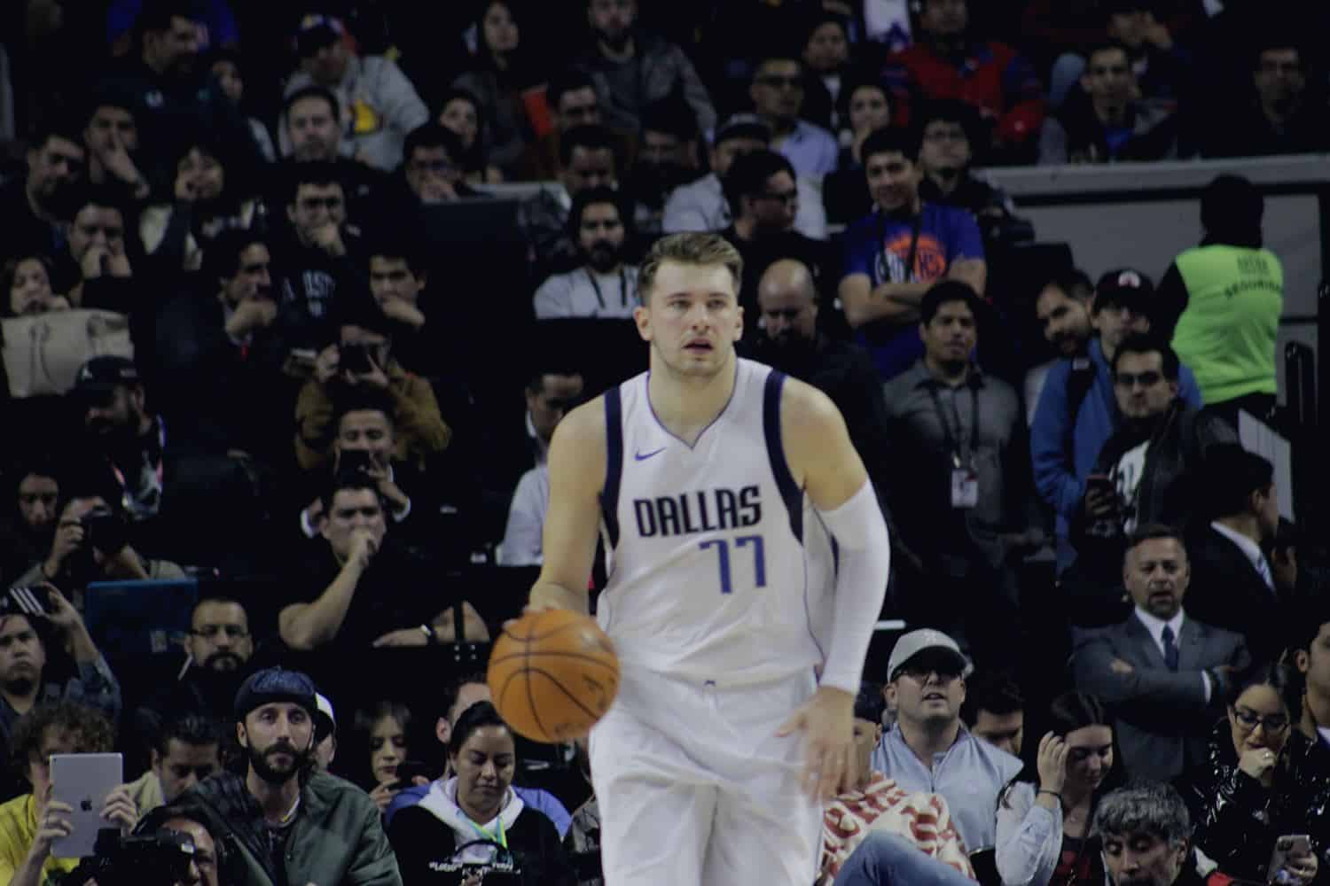 Dallas Mavericks se lleva la primer noche de NBA Mexico City Games en la Arena CDMX.