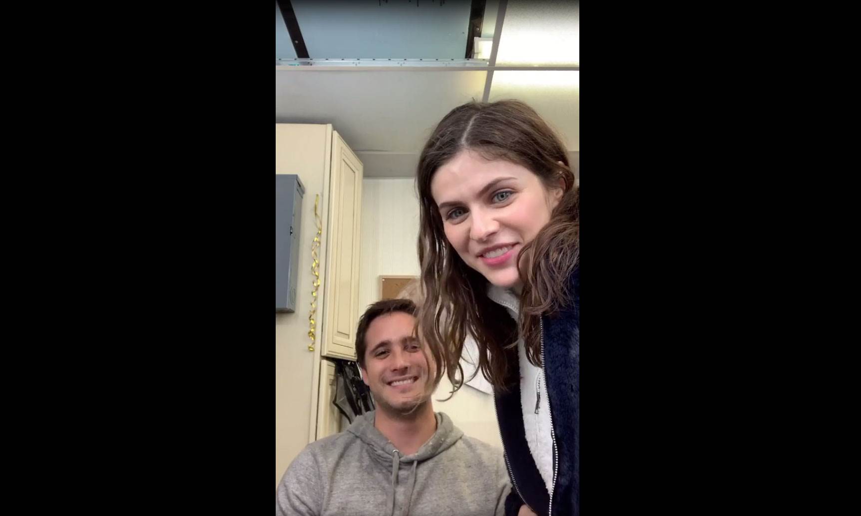 Diego Boneta le enseña peculiares palabrotas en español a Alexandra Daddario