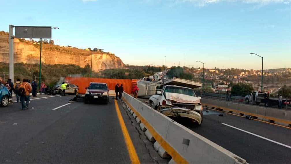 Vuelca tráiler en autopista Chamapa-Lechería y arrastra a cuatro vehículos
