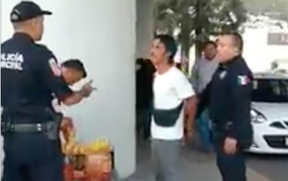 Autoridades detienen en San Pedro a comerciante de papas y video indigna la red
