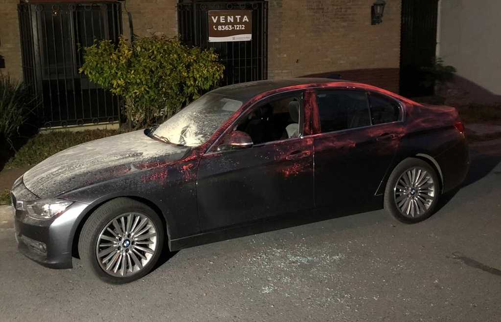 Vandalizan coche BMW con bomba de tipo 'molotov' en San Pedro