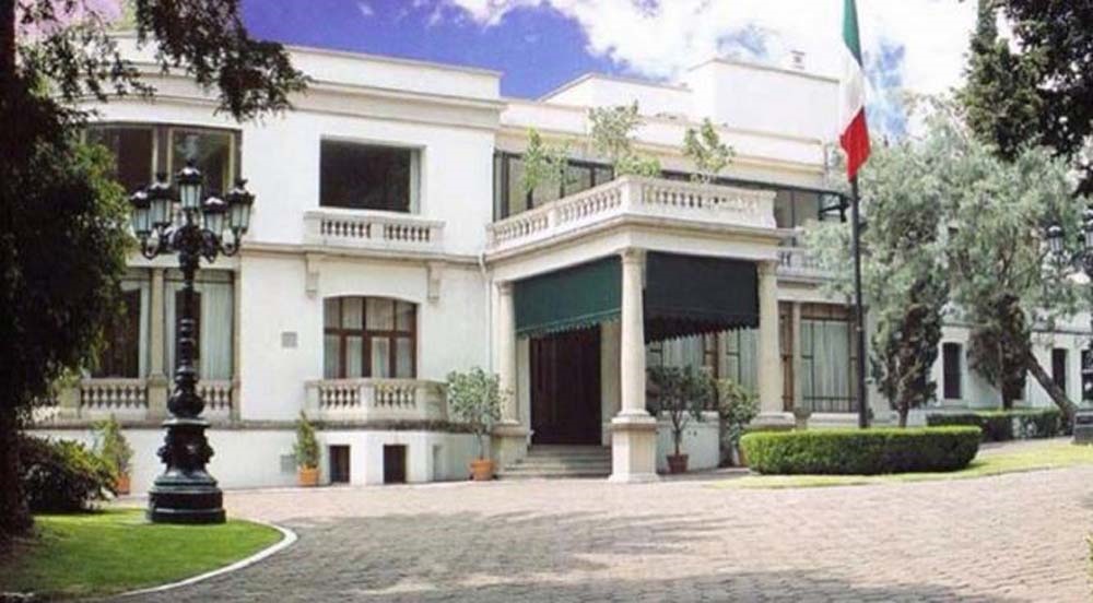 Anuncian venta de libros durante este fin de semana en Los Pinos