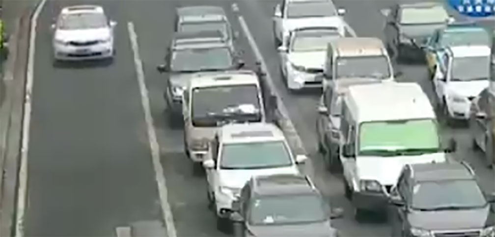 Hombre y mujer sufren escalofriante accidente en carretera; resultan ser pareja