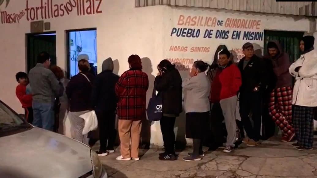 Madrugan para comprar masa para tamales