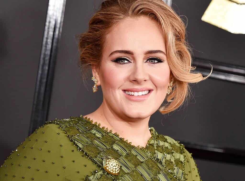 Adele sigue perdiendo peso y luce irreconocible