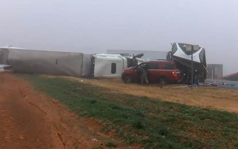 Por niebla, trailer provoca aparatoso accidente