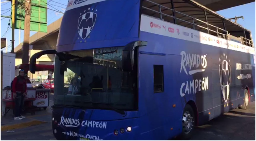 Resguardan seguridad y vialidades en el desfile de los Rayados