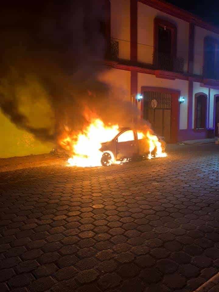 Incendian vehículos en Villahermosa tras captura de líder de un cártel