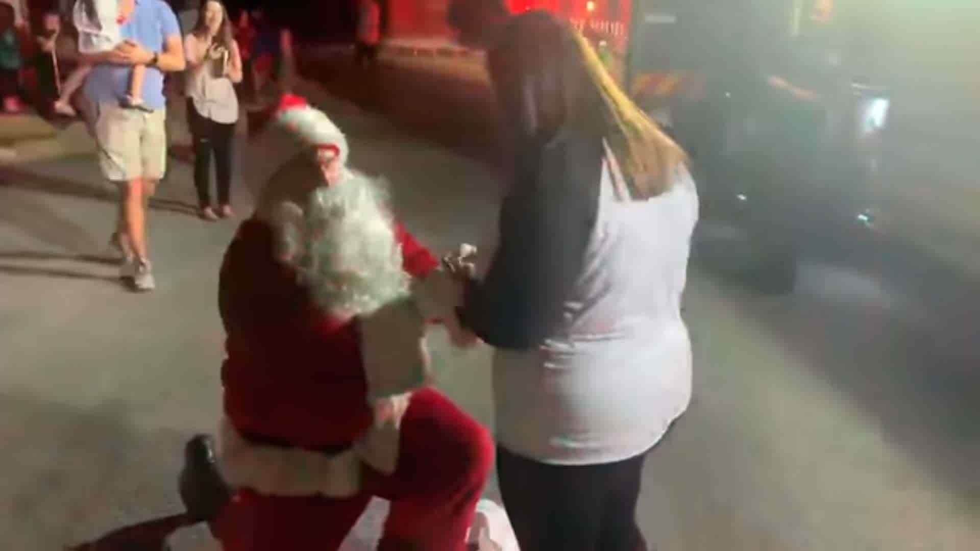 Bombero se disfraza de 'Santa Claus' para proponerle matrimonio a su novia