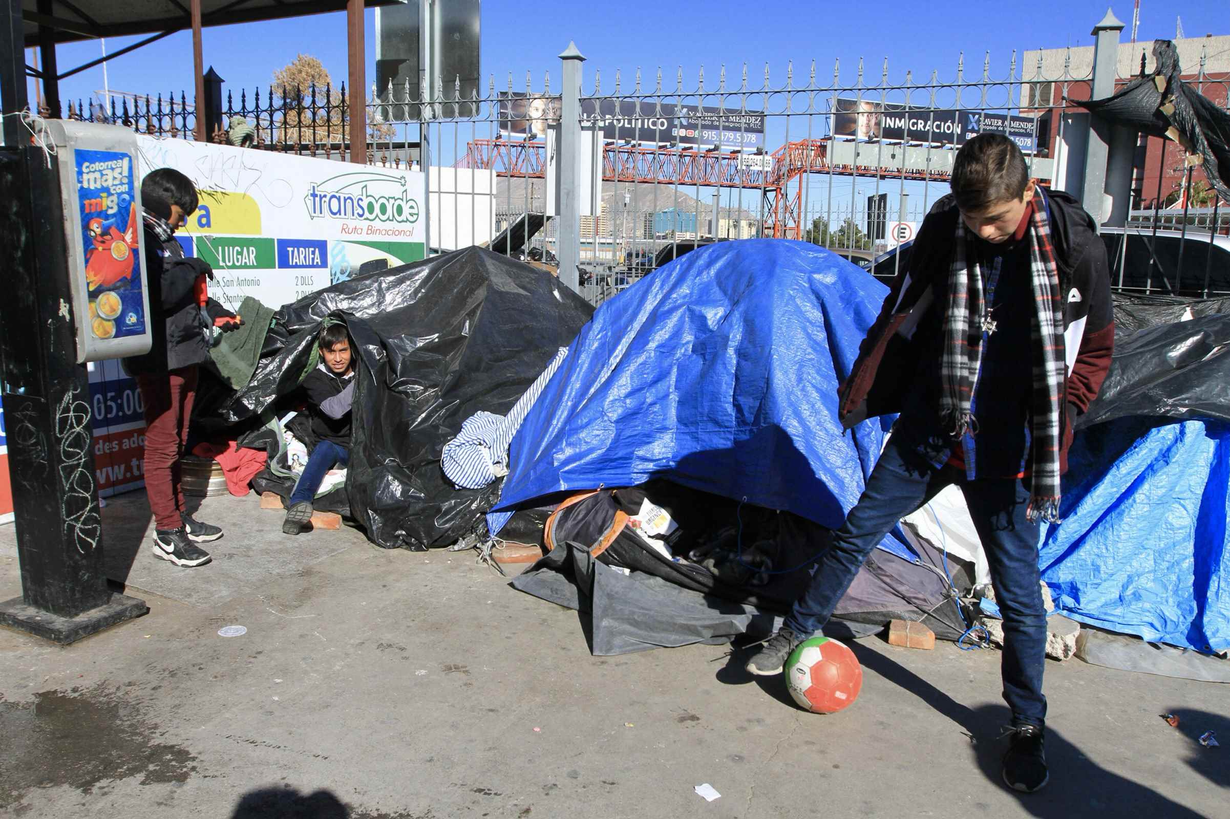 Familias desplazadas por la violencia se refugian en casas de campaña