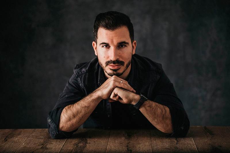 Javier Castillo escribe 'a lo millennial'; se apoya en Internet para narrar historia