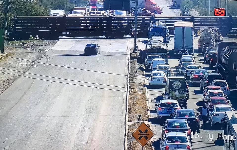 Camioneta choca contra el tren y provoca caos en Carretera a Monclova