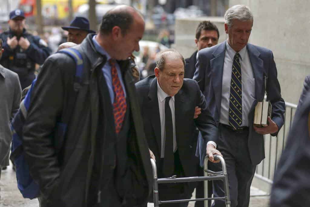 Harvey Weinstein llega en andador a la corte que lo va a juzgar por delitos sexuales