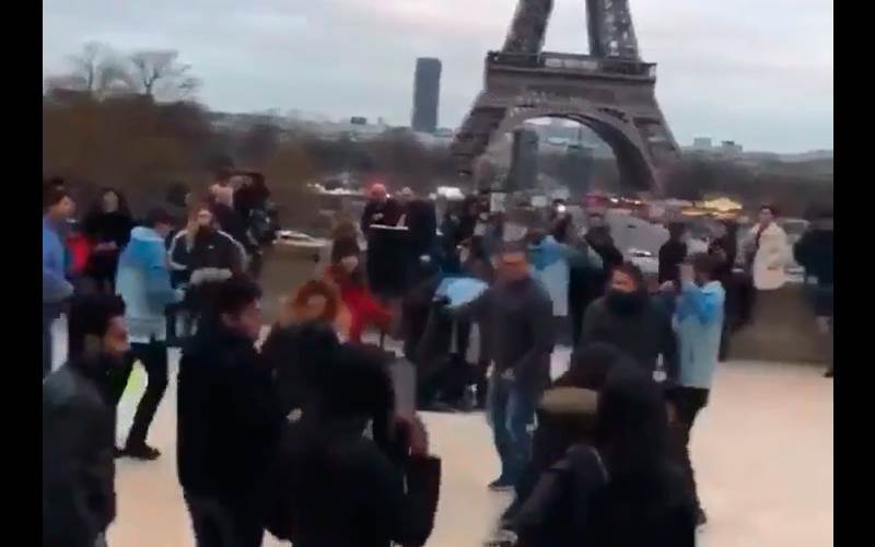 Mexicanos ponen el ambiente en Francia; bailan 'La Chona' en la Torre Eiffel