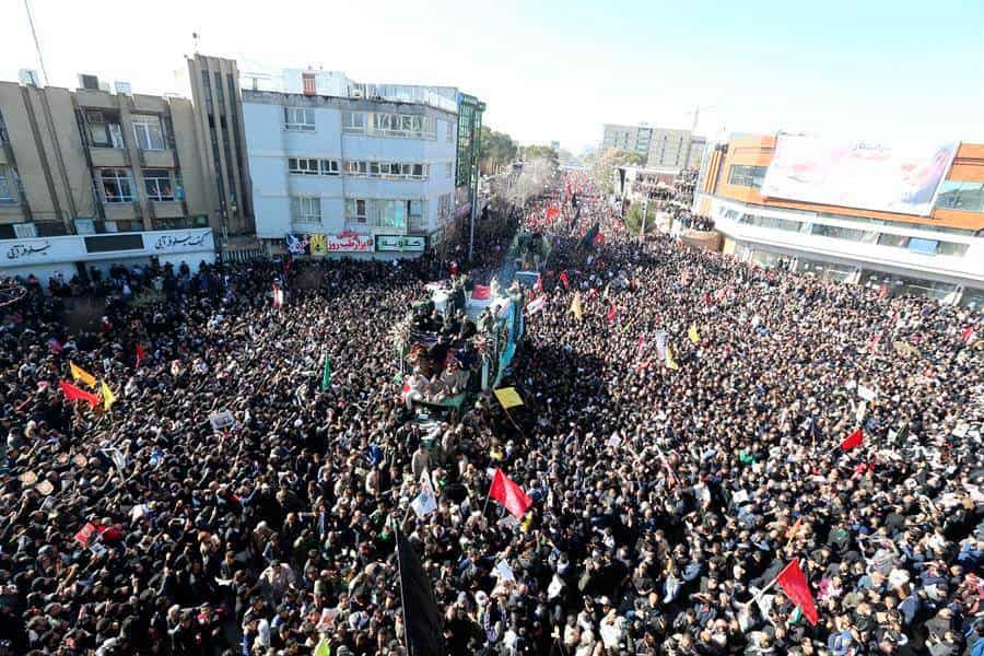 Mueren 32 personas por estampida en funeral de general Soleimani