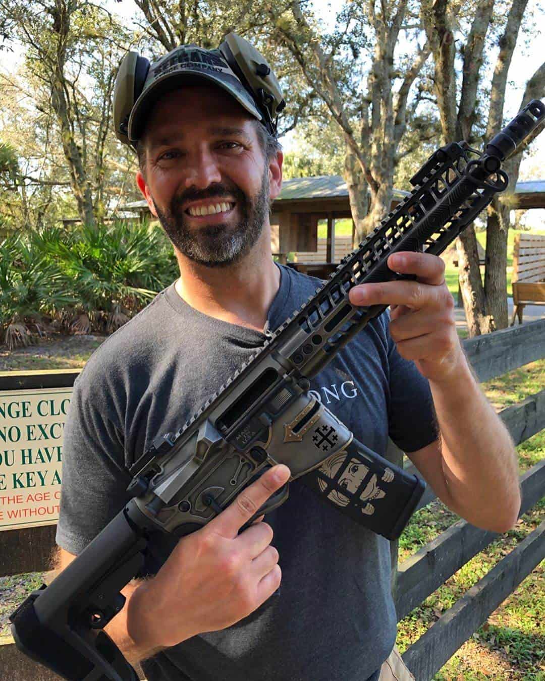 Donald Trump Jr publica polémica foto de rifle con imagen de Hillary Clinton tras las rejas