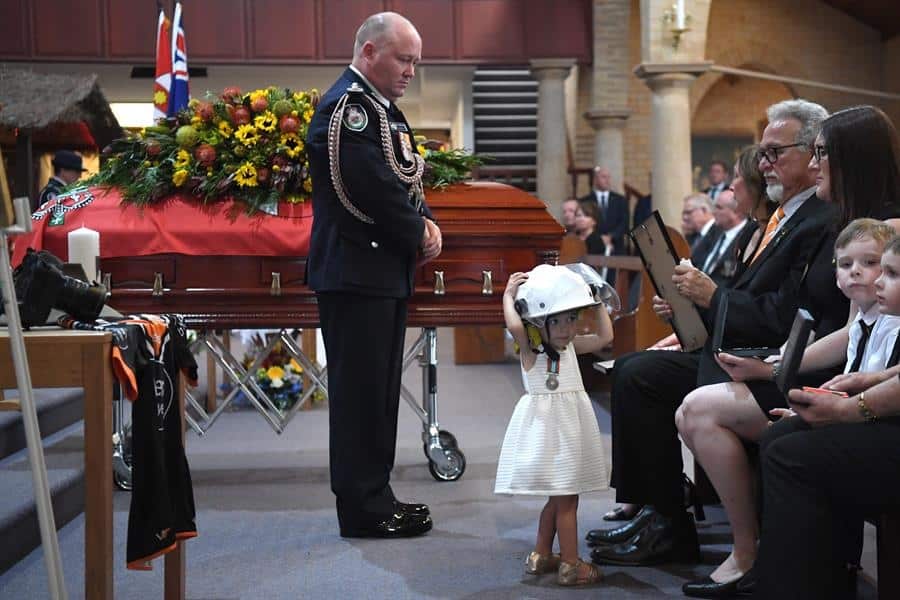 Tu papá es un héroe: momento desgarrador de la hija del bombero australiano