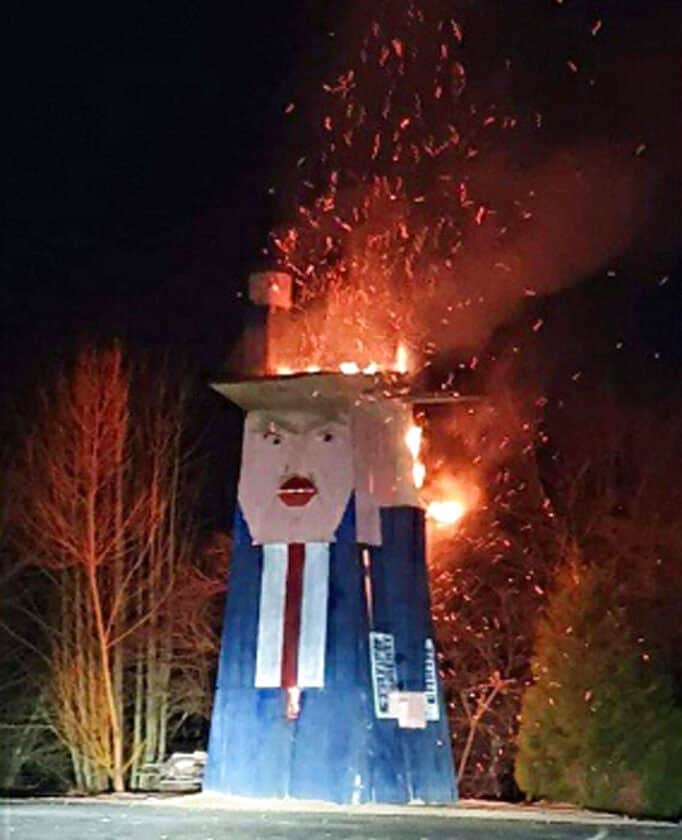 Eslovenia: Queman estatua de madera que de Trump